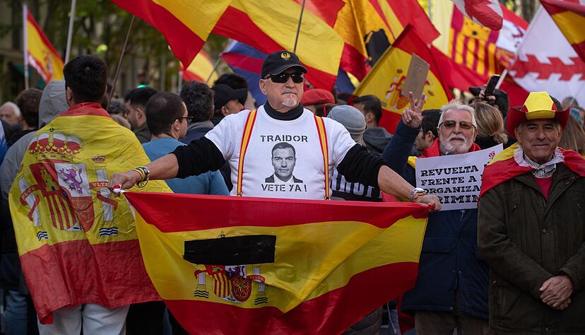 Eine &auml;hnlich gro&szlig;e Demo gegen S&aacute;nchez hatte es zuletzt im Juni gegeben.