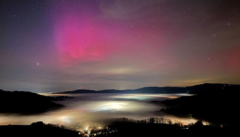 Rosafarbenes Polarlicht erleuchtet den Himmel.