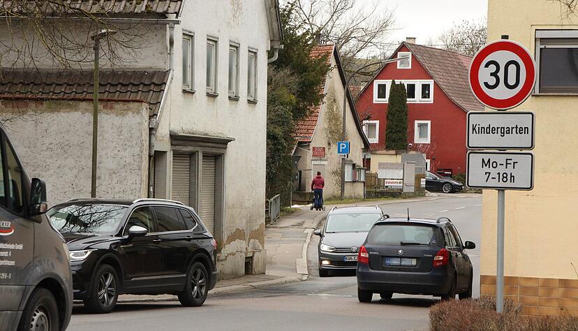 Auf einem Teilst&uuml;ck der Landesstra&szlig;e Richtung Krautheim (Klepsauer Stra&szlig;e) muss bereits jetzt langsam gefahren werden. Hier ist aufgrund der N&auml;he zu Schule und Kindergarten werktags Tempo 30 vorgeschrieben.