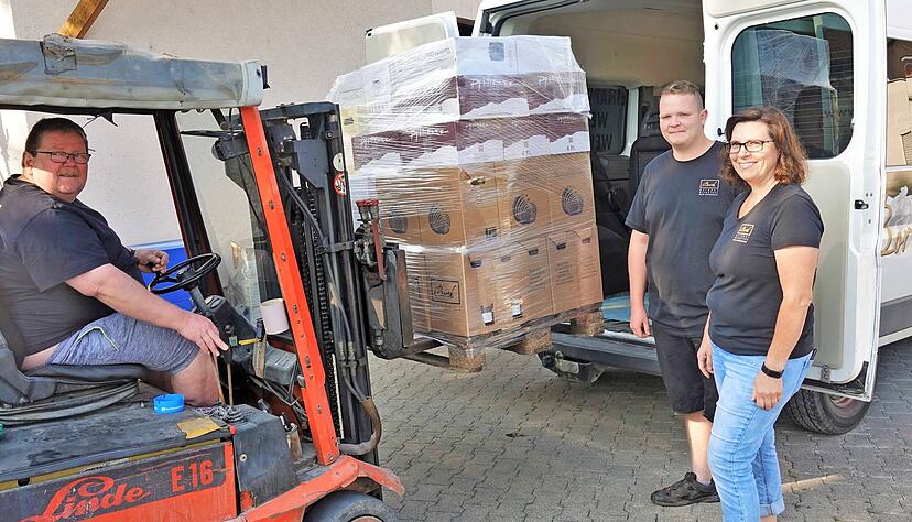 Michael, Nico und Andrea Borth (von links) beladen in Adolzfurt ihren Transporter mit 1080 Flaschen Wein, mit deren Erlös die Winzer-Kollegen an der Ahr unterstützt werden sollen. Foto: Juergen Koch Michael, Nico und Andrea Borth (von links) beladen in Adolzfurt ihren Transporter mit 1080 Flaschen Wein, mit deren Erlös die Winzer-Kollegen an der Ahr unterstützt werden sollen. Foto: Juergen Koch