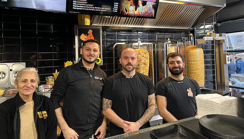 Auch der Dönerladen Bam Bam in Heilbronn muss seine Preise erhöhen. Von links: Hediye A., Faik A.. Süleyman K., Rece K. Auch der Dönerladen Bam Bam in Heilbronn muss seine Preise erhöhen. Von links: Hediye A., Faik A.. Süleyman K., Rece K.