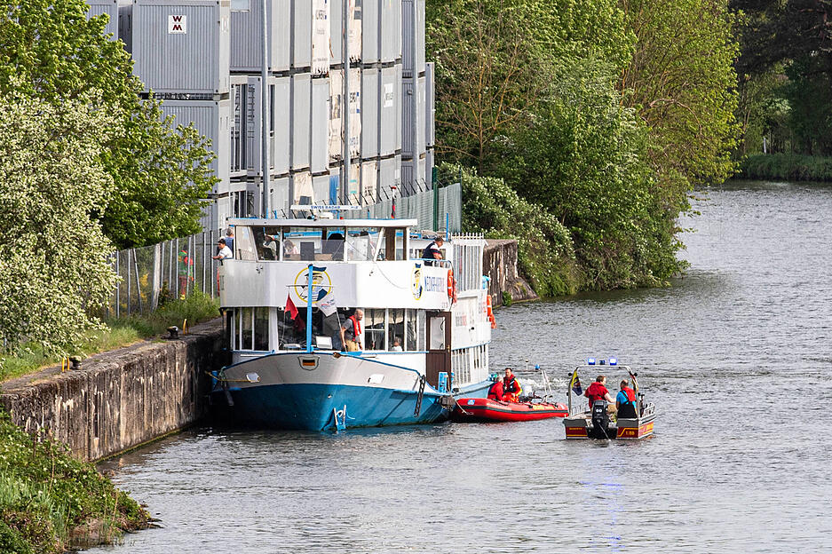 Das Schiff war zuvor leicht gegen Uferbereiche geprallt.