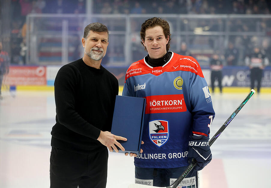 Dank und Anerkennung für die abwandernden Spieler: Falken-Sportchef Martin Jiranek (links) mit Nolan Ritchie. Dank und Anerkennung für die abwandernden Spieler: Falken-Sportchef Martin Jiranek (links) mit Nolan Ritchie.