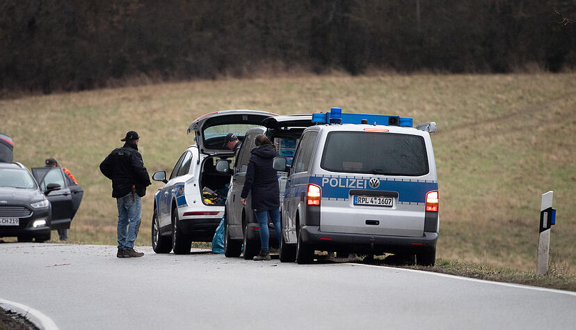 Polizeiwagen und Beamte stehen an dem Tatort, an dem zwei Polizeibeamte bei einer Verkehrskontrolle erschossen wurden. Foto: dpa
