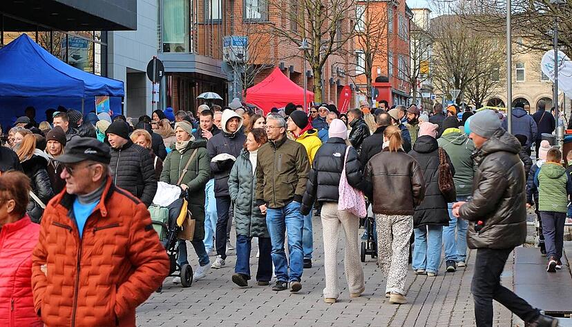 Massenweise dr&auml;ngen sich die Menschen am Sonntag beim Pferdemarkt durch die &Ouml;hringer Innenstadt, wie hier am fr&uuml;hen Nachmittag in der Bahnhofsstra&szlig;e.