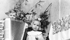 Ohne den Vater 1957: Das erste Weihnachtsfest der Apothekerfamilie Harmuth, nachdem der Vater im Sommer gestorben ist. Sein Foto steht links.