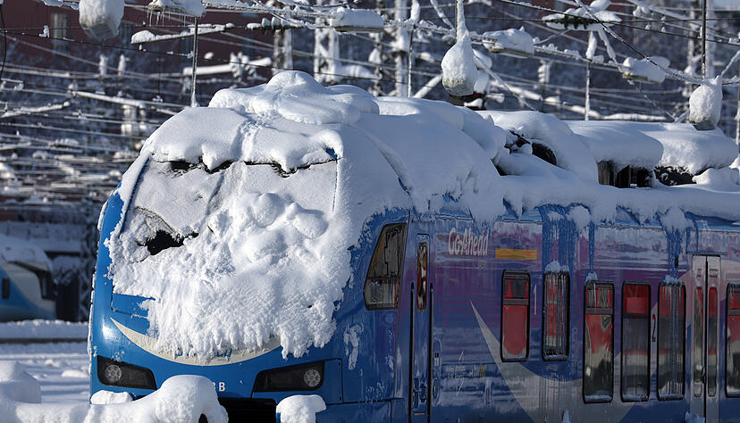 Ein mit Schnee bedeckter Regionalzug steht am Sonntag im Hauptbahnhof. Nach dem starken Wintereinbruch in Bayern ist im Hauptbahnhof der Zugverkehr weiter unterbrochen.