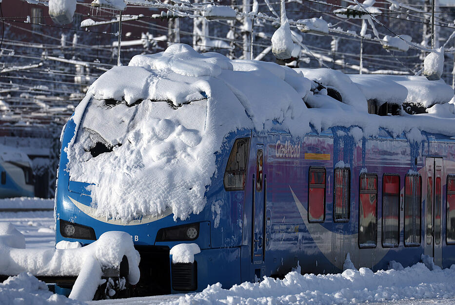 Ein mit Schnee bedeckter Regionalzug steht am Sonntag im Hauptbahnhof. Nach dem starken Wintereinbruch in Bayern ist im Hauptbahnhof der Zugverkehr weiter unterbrochen.