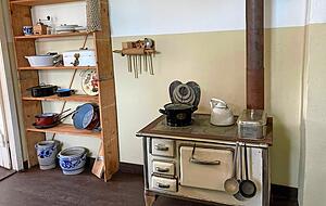 Bis 2007 hat das Feuer in dem Herd der Baracke von Gschlachtenbretzingen gebrannt. Bis 2007 hat das Feuer in dem Herd der Baracke von Gschlachtenbretzingen gebrannt.