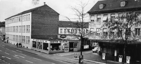 Das Werksgebäude Druck und Vepackung Landerer und die Ford-Autohandlung Klein mit Tankstelle in der Allerheiligenstraße 1972.
Foto: HSt-Archiv