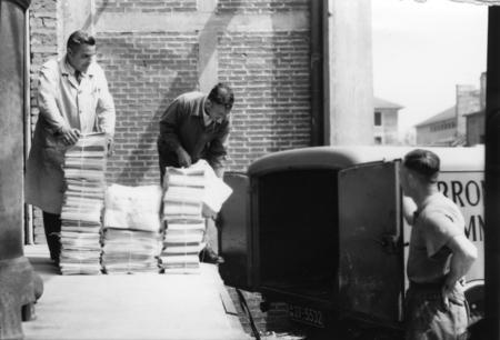 Heilbronner Stimme Zeitungsversand in der Allee 40. Kleintransporter bef&ouml;rdern 1948 die druckfrischen Exemplare zu den Zustellern.