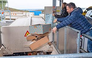 Viele Besucher nutzen die freien Tage zum Ausmisten. Besonders Kartonagen und Geschenkpapier haben sich über die Feiertage angesammelt. Viele Besucher nutzen die freien Tage zum Ausmisten. Besonders Kartonagen und Geschenkpapier haben sich über die Feiertage angesammelt.