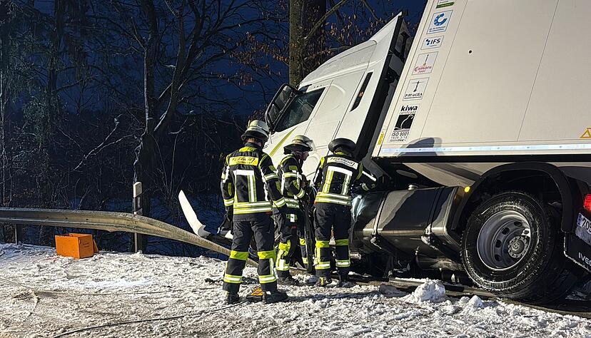 Ein Lkw kam im bayerischen Aiglsbach auf vereister Straße von der Fahrbahn ab. Ein Lkw kam im bayerischen Aiglsbach auf vereister Straße von der Fahrbahn ab.