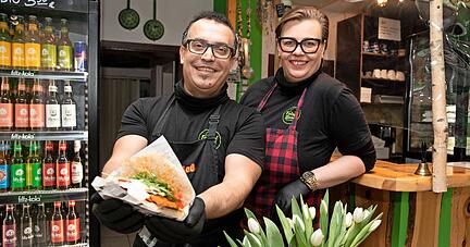 Zwei Wochen t&uuml;ftelte Mohammad Abdel Aziz, Inhaber von Falafel Beirut, mit seiner Frau Audrone Toliusiene am perfekten V&ouml;ner-Rezept. Sein Erfindertum wurde belohnt.
Fotos: Andreas Veigel