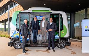 Enthüllen das autonome Shuttle (von links): Bürgermeister Claus Brechter, Minister Winfried Hermann, Josef Klug und Matthias Oppitz. Foto: Mario Berger Enthüllen das autonome Shuttle (von links): Bürgermeister Claus Brechter, Minister Winfried Hermann, Josef Klug und Matthias Oppitz. Foto: Mario Berger