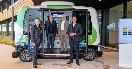 Enthüllen das autonome Shuttle (von links): Bürgermeister Claus Brechter, Minister Winfried Hermann, Josef Klug und Matthias Oppitz. Foto: Mario Berger