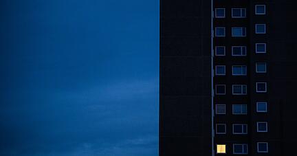 Licht aus - aus Furcht vor explodierenden Energiekosten? Die teils massiv gestiegenen Preise für Gas und Strom bereiten vielen Menschen finanzielle Schwierigkeiten. Licht aus - aus Furcht vor explodierenden Energiekosten? Die teils massiv gestiegenen Preise für Gas und Strom bereiten vielen Menschen finanzielle Schwierigkeiten.