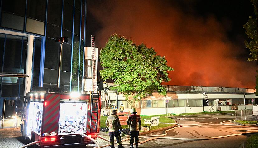 Einsatzkräfte der Feuerwehr löschen einen Brand in Firmen im Gewerbegebiet Freiburg-Hochdorf. Ein Feuer in einem Industriegebiet in Freiburg hat einen Millionenschaden verursacht.