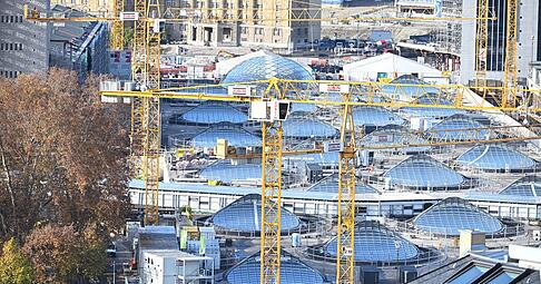 Blick auf die Baustelle des milliardenschweren Bahnprojekts Stuttgart 21. Die Er&ouml;ffnung des neuen Bahnhofs wird ins Jahr 2027 verschoben.
