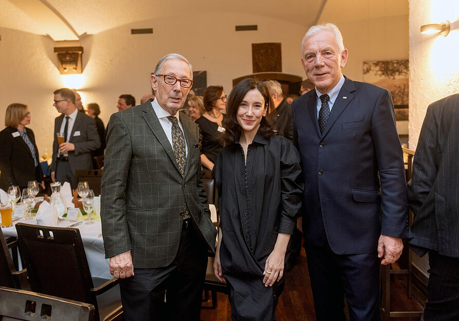 Die Schauspielerin Sibel Kekilli umrahmt vom ehemaligen Heilbronner OB Helmut Himmelsbach (links) und dem amtierenden Rathauschef Harry Mergel.