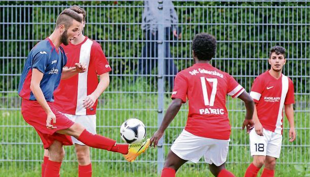 Ballzauber in der Kreisliga B: Furkan Güler (links) steuert beim 6:0-Sieg der TSG Heilbronn am Sonntag gegen die Spfr Gellmersbach fünf Tore bei.Foto: Andreas Veigel