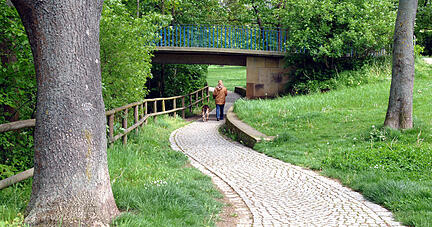 Tatort Leinbachpark in Heilbronn-Neckargartach: Hier wollte ein 40-Jähriger im Mai eine Frau vergewaltigen. Nun steht er deswegen vor Gericht. Foto: Archiv/Kugler