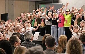 Mit schwungvollen Liedern und einem kurzen Theaterstück unterhielten die Schüler des Bildungszentrums das Publikum.
Fotos: Tamara Ludwig Mit schwungvollen Liedern und einem kurzen Theaterstück unterhielten die Schüler des Bildungszentrums das Publikum.
Fotos: Tamara Ludwig