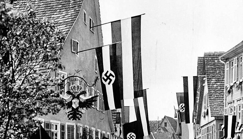 Anlass f&uuml;r die Festdekoration in der Hauptstra&szlig;e mit Stadtfahnen und Hakenkreuzflaggen war vermutlich der Weibertreuherbst 1938 oder das Kreisliederfest 1939.