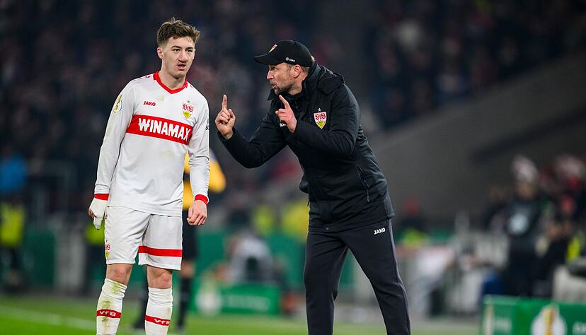 VfB-Mittelfeldass Angelo Stiller (l.) und Trainer Sebastian Hoene&szlig;.