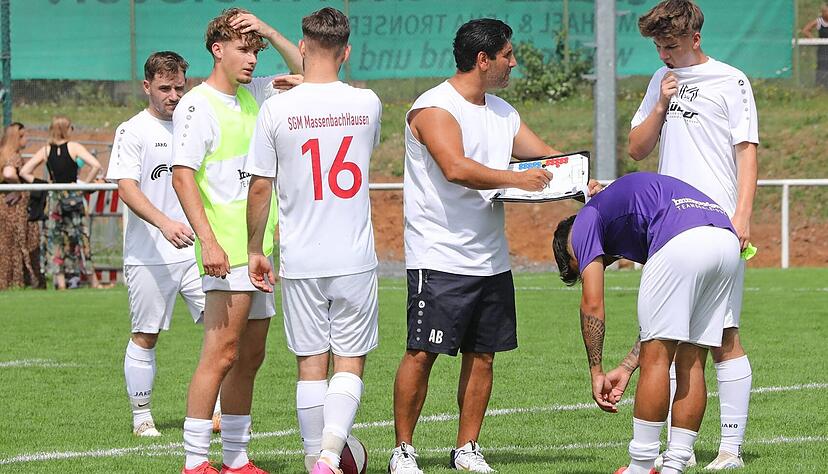 Die SGM MassenbachHausen zählt in der Kreisliga A1 zu den Titelapiranten, doch den neuen Trainer Ali Brim (Dritter von rechts) plagen schon vor dem Saisonstart Personalsorgen Die SGM MassenbachHausen zählt in der Kreisliga A1 zu den Titelapiranten, doch den neuen Trainer Ali Brim (Dritter von rechts) plagen schon vor dem Saisonstart Personalsorgen