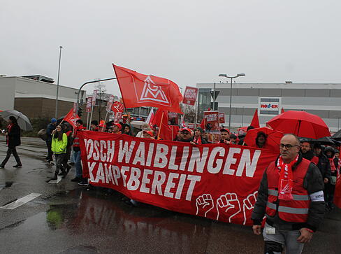 Ungefähr 1,7 Kilometer weit zogen hunderte Menschen gegen die Schließung des Bosch-Werks in Waiblingen durch die Straßen. Ungefähr 1,7 Kilometer weit zogen hunderte Menschen gegen die Schließung des Bosch-Werks in Waiblingen durch die Straßen.