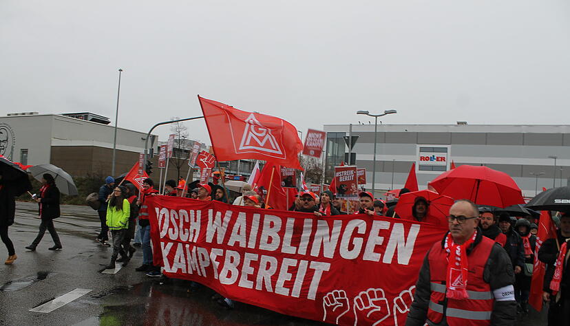 Ungefähr 1,7 Kilometer weit zogen hunderte Menschen gegen die Schließung des Bosch-Werks in Waiblingen durch die Straßen.