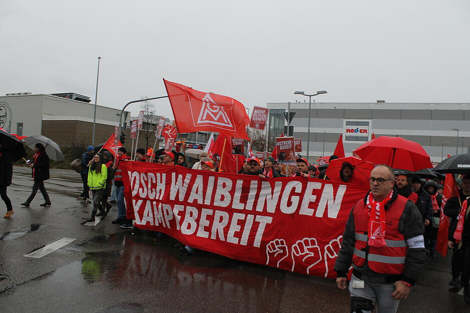 Ungefähr 1,7 Kilometer weit zogen hunderte Menschen gegen die Schließung des Bosch-Werks in Waiblingen durch die Straßen.