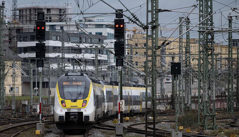 Ein Zug des Bahnunternehmens SWEG fährt auf dem Gleisvorfeld des Stuttgarter Hauptbahnhofs. Ein Zug des Bahnunternehmens SWEG fährt auf dem Gleisvorfeld des Stuttgarter Hauptbahnhofs.