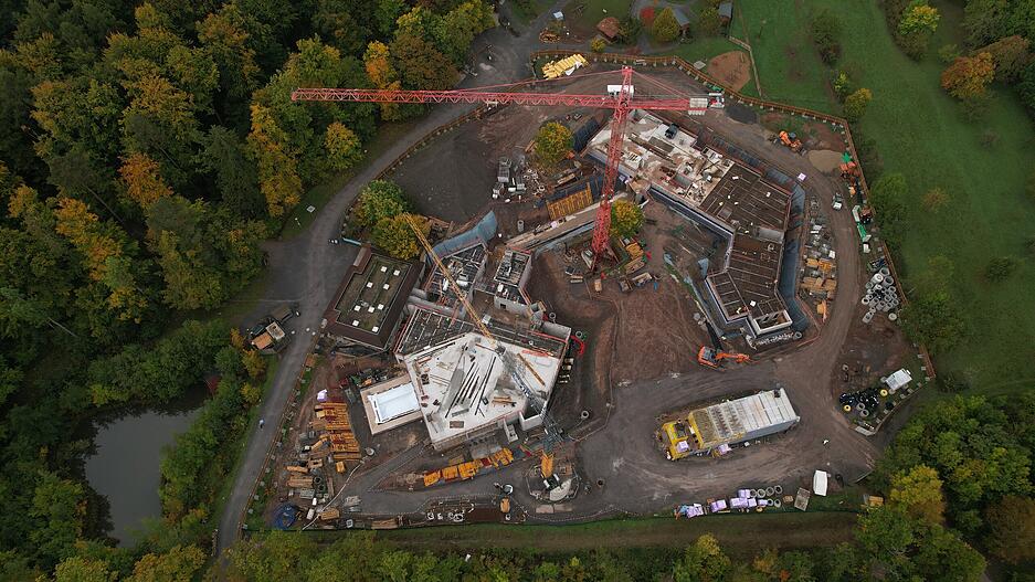 Auch im Winter wird durchgeschafft, damit im ersten Quartal 2026 planmäßig der Rohbau abgeschlossen ist.