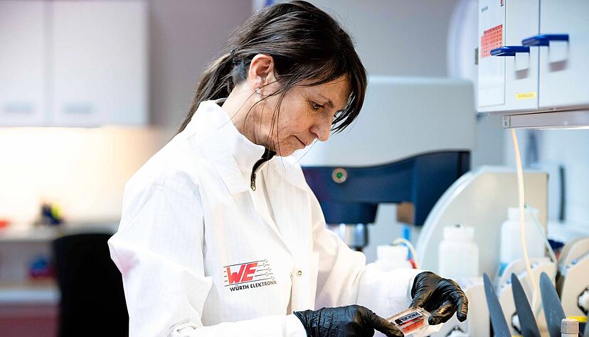 Innovation festigt die Position im Markt: Im Labor von W&uuml;rth Elektronik werden neue elektronische Bauteile entwickelt und getestet.
Fotos: W&uuml;rth Elektronik