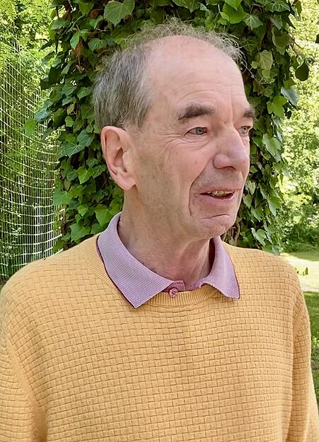 Udo Wedeken, zweiter Vorsitzender des Vereins "Wiechert'sche Erdbebenwarte", f&uuml;hrt &uuml;ber die Anlage