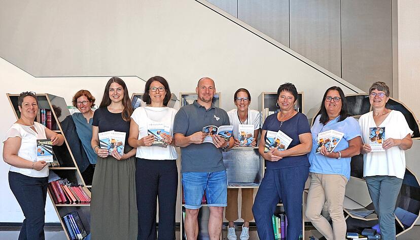 Das Team der Volkshochschule Neckarsulm mit Haustechniker Alexander Sodomann freut sich auf das jetzt begonnene Wintersemester.