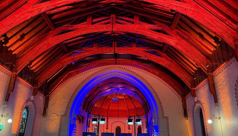 USA House in einer Kirche: Der Altar ist eine B&uuml;hne.