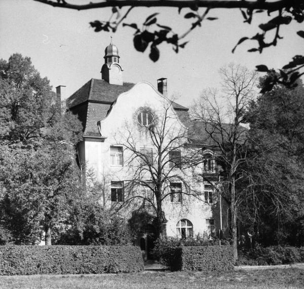 1975: Das neobarocke Geb&auml;ude mit schmuckem Mittelt&uuml;rmchen und Sandsteinportal steht bis 1976 leer.