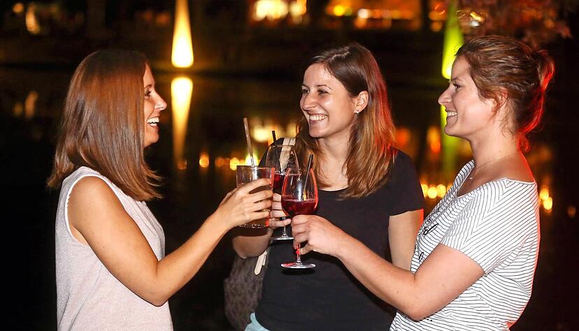 Rebecca Edelburg, Corina Bünger und Christina Neuberger (v.l.) aus Bad Wimpfen stoßen vor dem illuminierten Schachtsee miteinander an. Fotos: Rebecca Edelburg, Corina Bünger und Christina Neuberger (v.l.) aus Bad Wimpfen stoßen vor dem illuminierten Schachtsee miteinander an. Fotos: