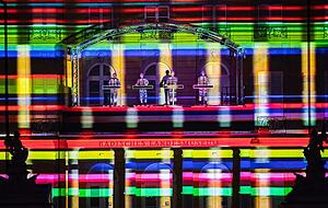 Traditionell treten Kraftwerk in schwarzen Ganzkörper-Anzügen mit Gittermuster auf. Links auf dem Schloss-Balkon Band-Gründer Ralf Hütter.