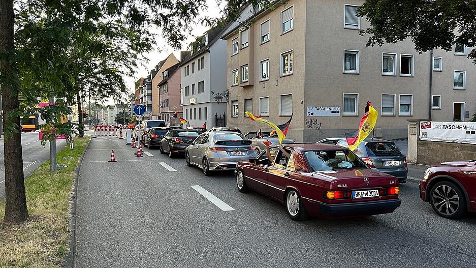 Über die Weinsberger Straße rollt der Autokorso.