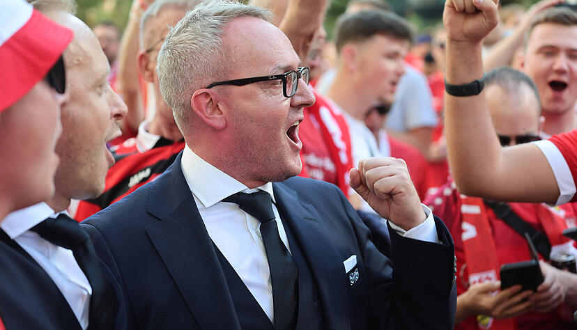 VfB-Vorstandsboss Alexander Wehrle war bei den Fans vor dem Champions-League-Spiel bei Real Madrid. Dort gab es wohl auch etwas zu trinken.