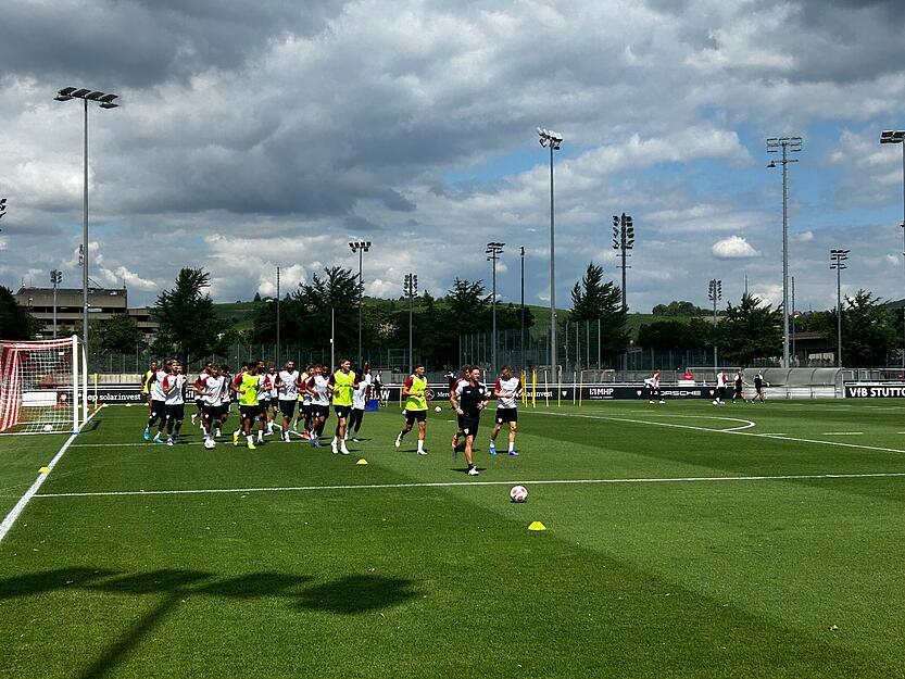 Dann kam die Mannschaft auf den Platz. Der VfB Stuttgart lief ein paar Runden und gab den Fans Beifall.