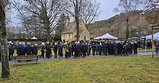 Mehrere hundert G&auml;ste nehmen auf dem Forchtenberger Friedhof Abschied von Annaweech-Frontmann Frank "Molle" Winkler.