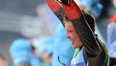 Felix Loch hebt die Arme in die Luft und jubelt &uuml;ber Gold im Eiskanal.