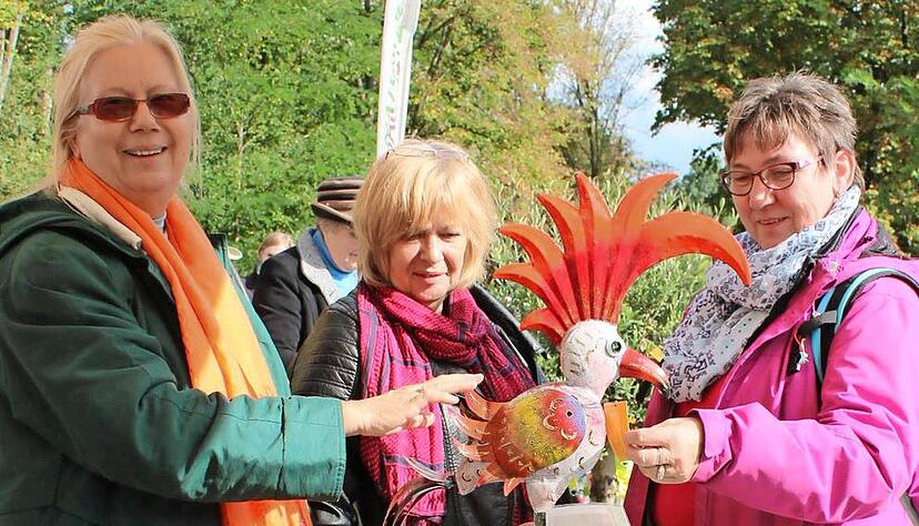 Johanna Frey, Gerlinde Becker und Margarete Kling gefallen die Blechtiere. Johanna Frey, Gerlinde Becker und Margarete Kling gefallen die Blechtiere.