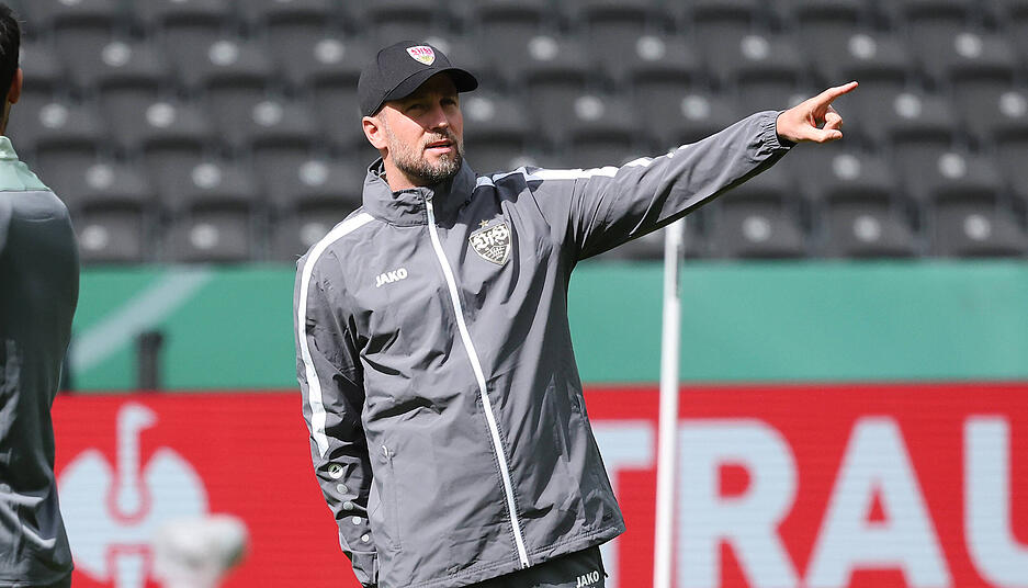 Sebastian Hoeneß beobachtete das Training seiner Mannschaft und gab Anweisungen. Sebastian Hoeneß beobachtete das Training seiner Mannschaft und gab Anweisungen.