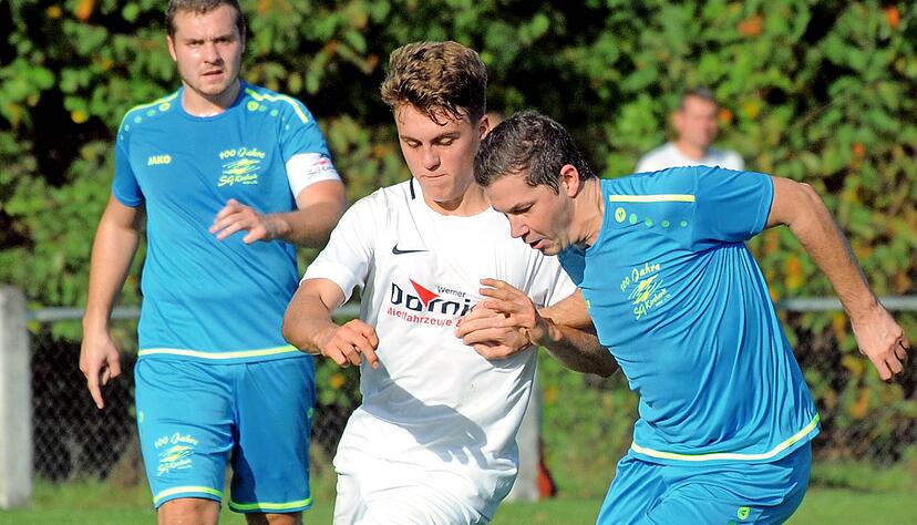 Dominik Schneider (rechts) ist ein Urgestein des SV Grombach, war zuletzt als Co-Spielertrainer in der Kreisliga der SG aktiv und ist nach der Trainerrochade zum FC Weiler gewechselt. Ein Alarmzeichen für viele Grombacher Weggefährten.
Fotos: Klaus Krüger Dominik Schneider (rechts) ist ein Urgestein des SV Grombach, war zuletzt als Co-Spielertrainer in der Kreisliga der SG aktiv und ist nach der Trainerrochade zum FC Weiler gewechselt. Ein Alarmzeichen für viele Grombacher Weggefährten.
Fotos: Klaus Krüger